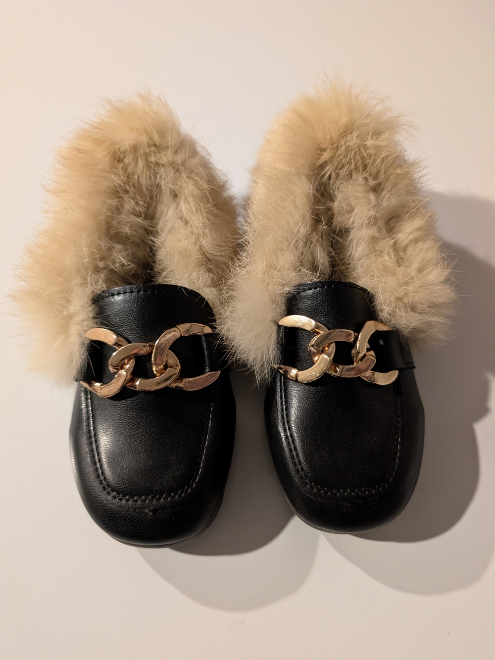 SHEIN  Kids Black Faux Fur-Trim Chain Mules